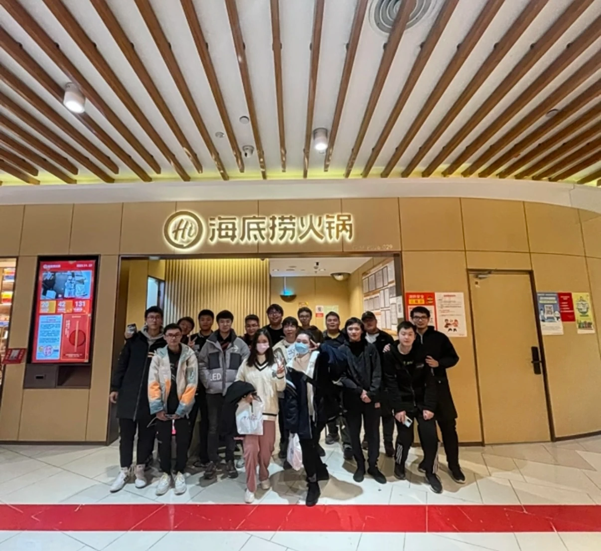 2021 年，队员们在火锅店门口相聚合影