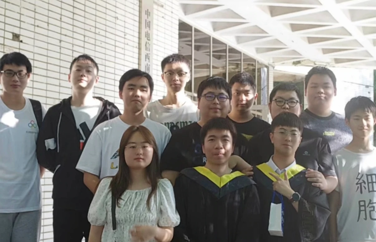 2022 年，穿学位服的队员与伙伴在校园廊下合影